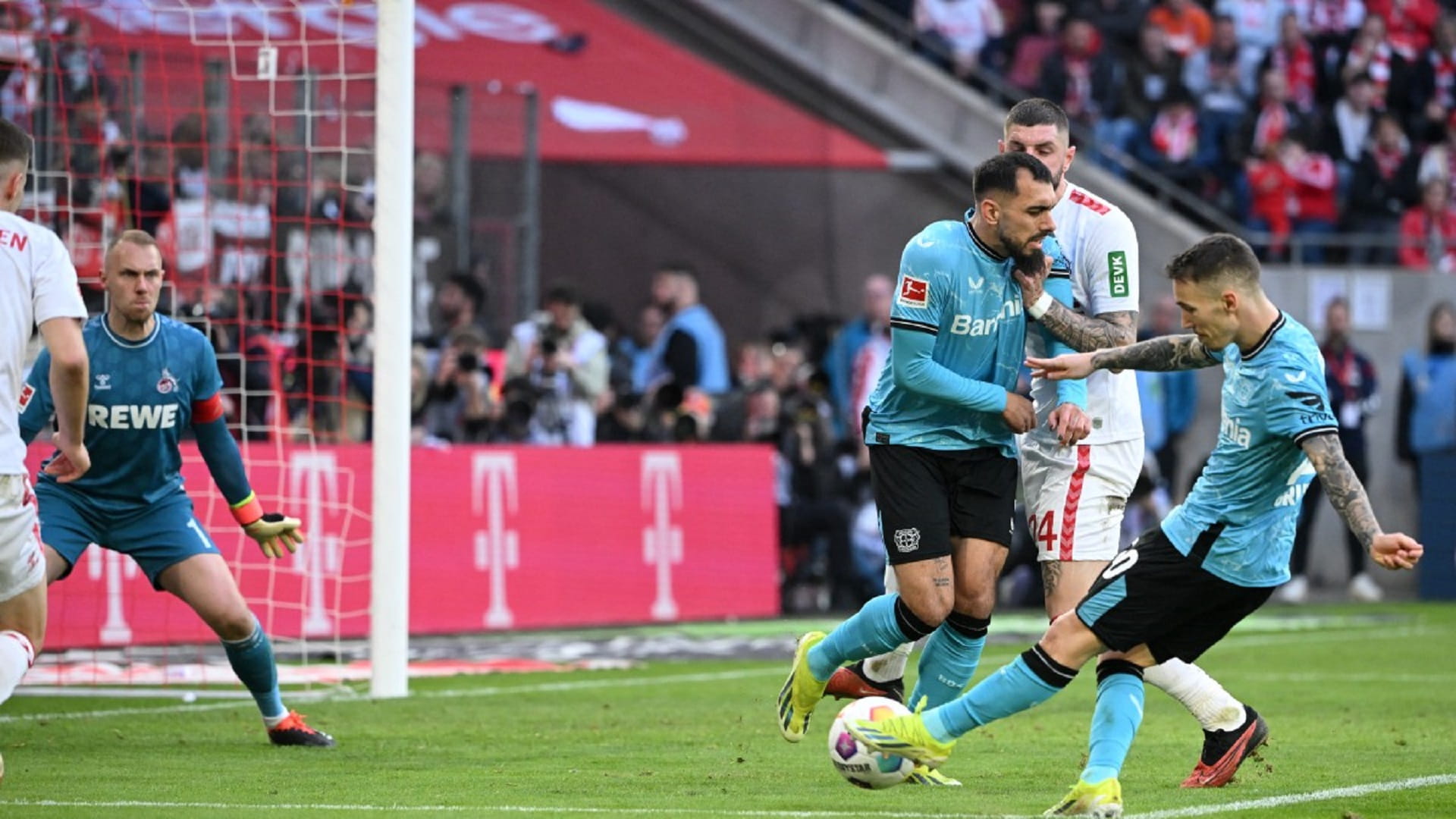 صورة بعنوان: باير ليفركوزن يحافظ على سجله الخالي من الهزائم في الدوري الألماني 