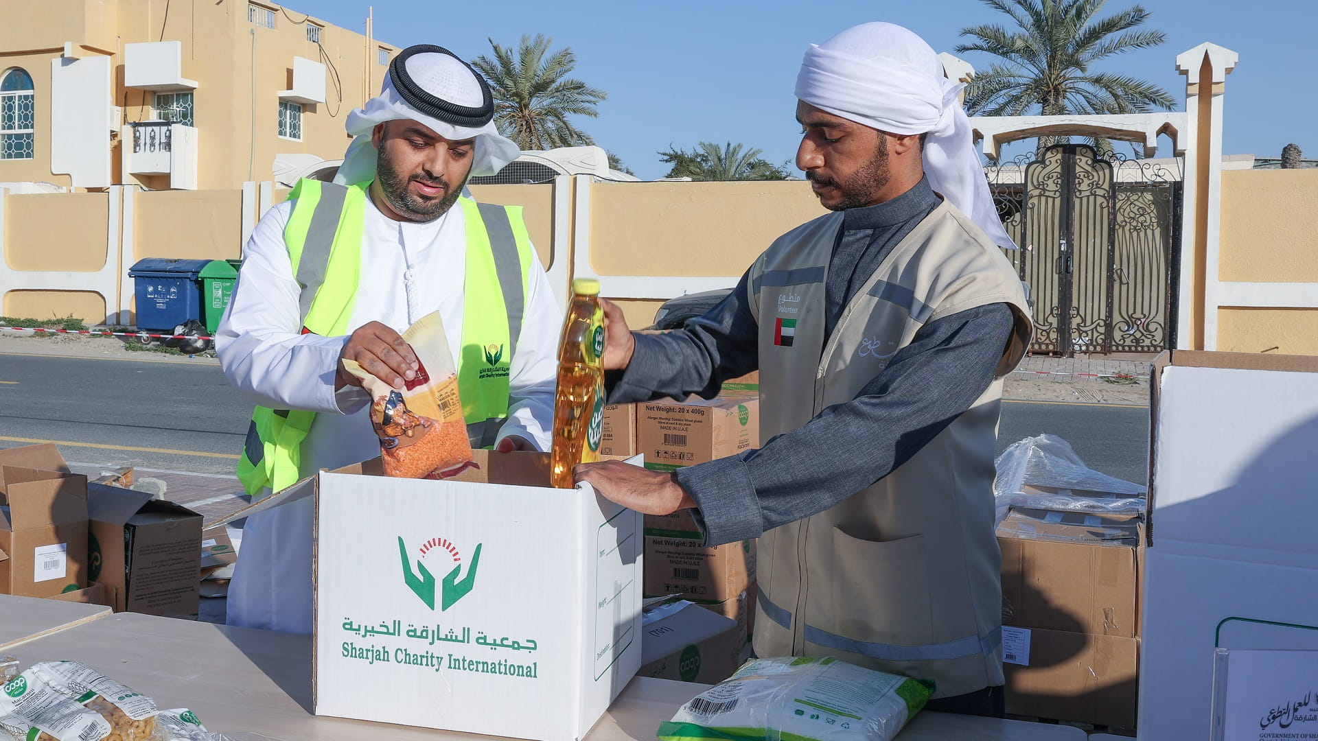 صورة بعنوان: الشارقة الخيرية تبدأ تنفيذ مشروع "السلة الرمضانية" 