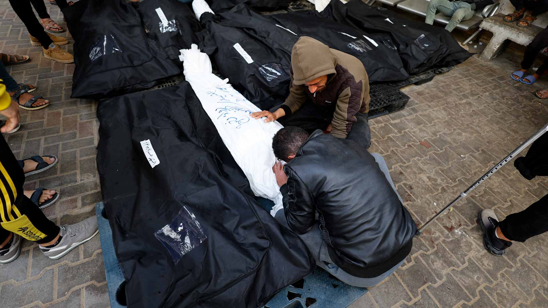 صورة بعنوان: استمرار القصف الإسرائيلي على قطاع غزة يقتل 30534 منذ7 أكتوبر 