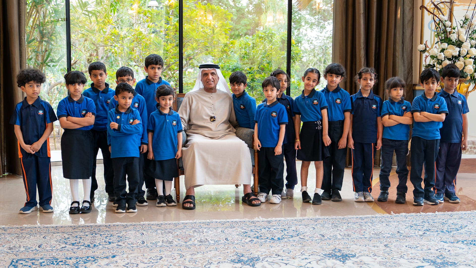 صورة بعنوان: سعود بن صقر يلتقي أبناءه طلبة مدرسة أكاديمية رأس الخيمة بالرمس 