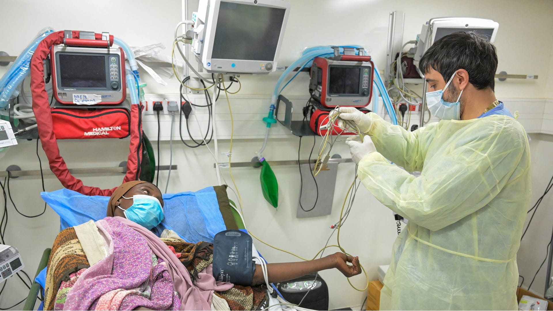 Image for the title: Emirati field hospital in Chad treats over 18,850 patients 