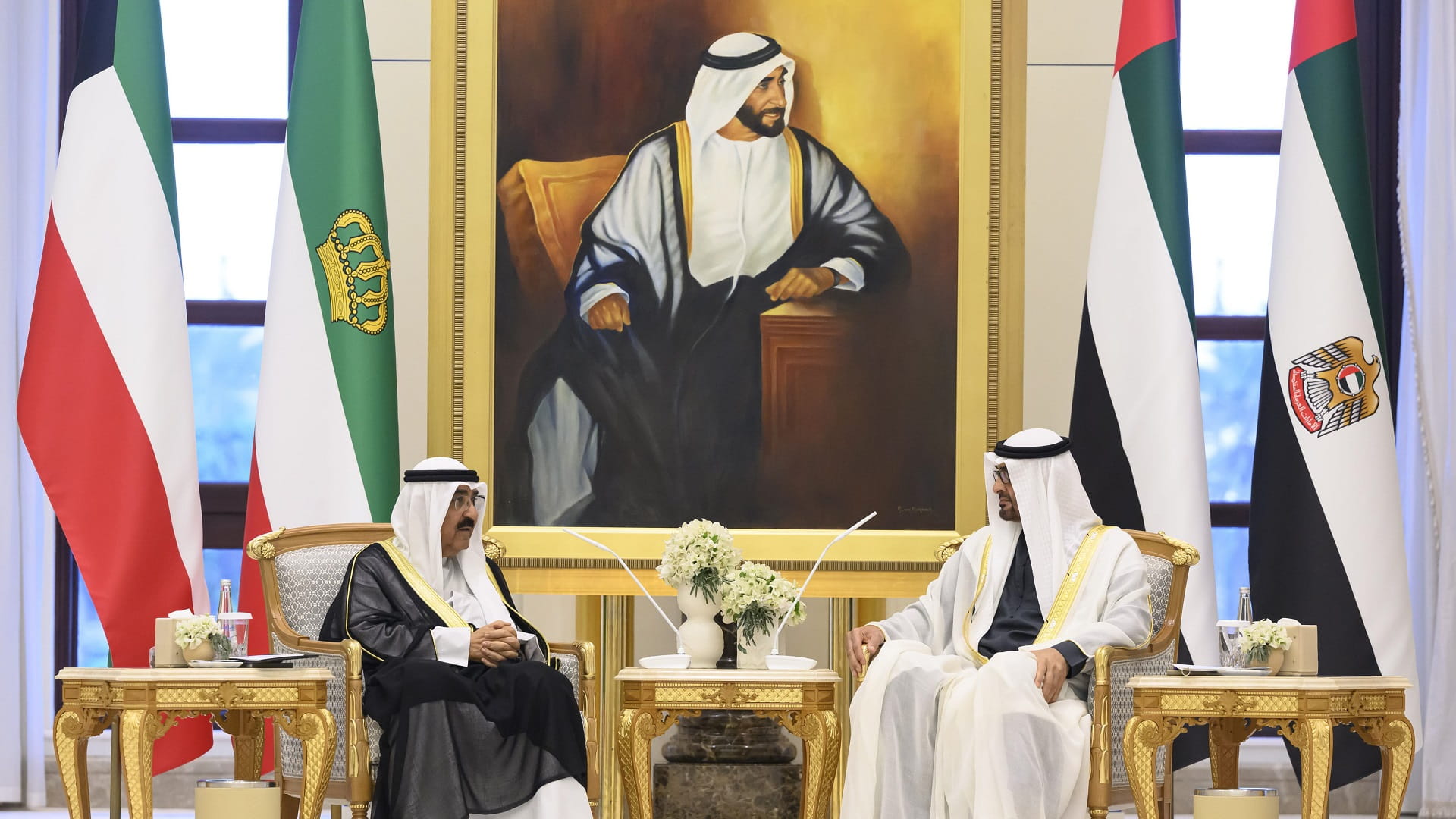 Image for the title: UAE President and Emir of Kuwait discuss bilateral relations 