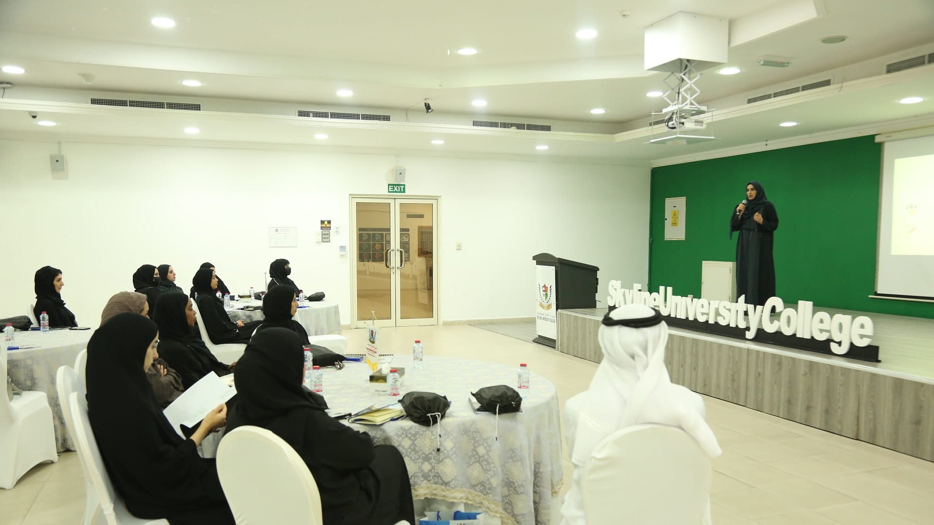 صورة بعنوان: موارد الشارقة تنظم ورشة القيادةالاستراتيجية لمديري الموارد البشرية 