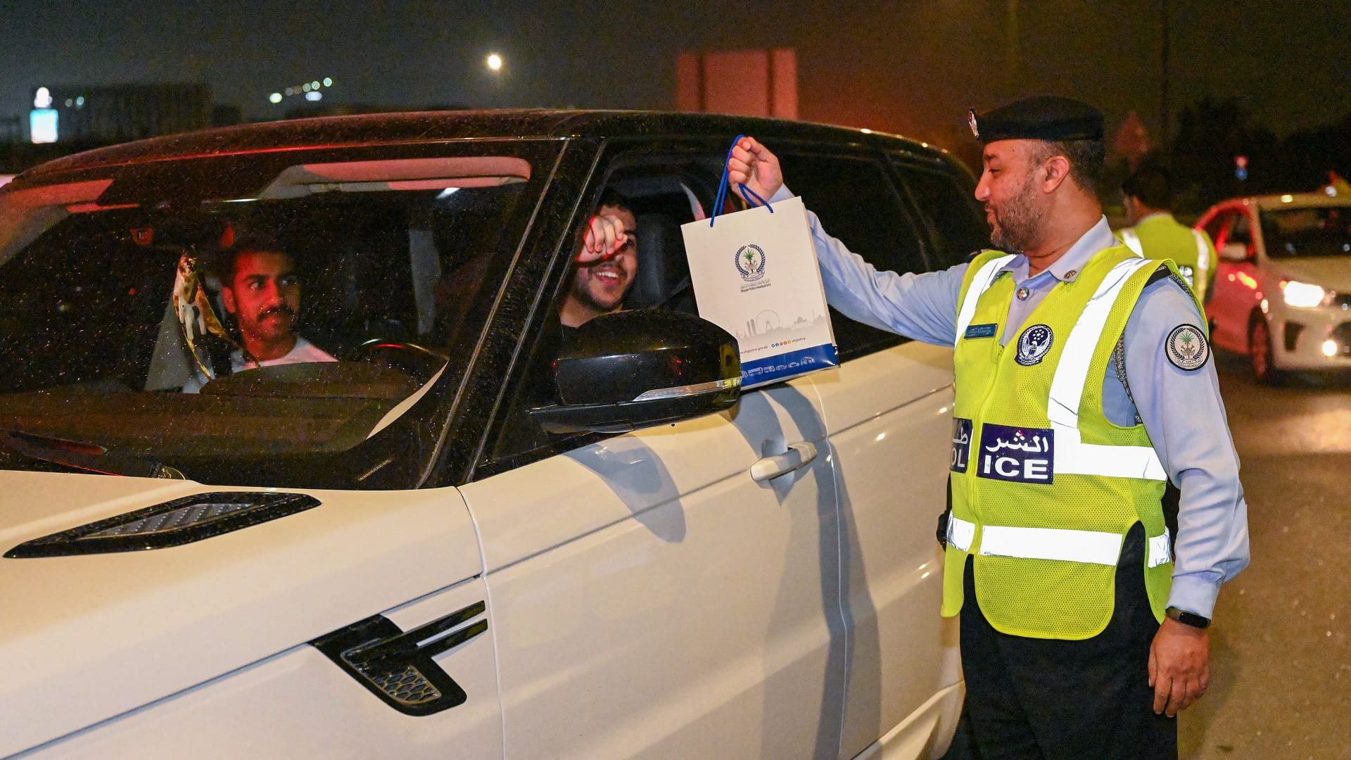 صورة بعنوان: مُرور شرطة الشارقة ينظم فعالية "شكراً لالتزامك" لقائدي المركبات 