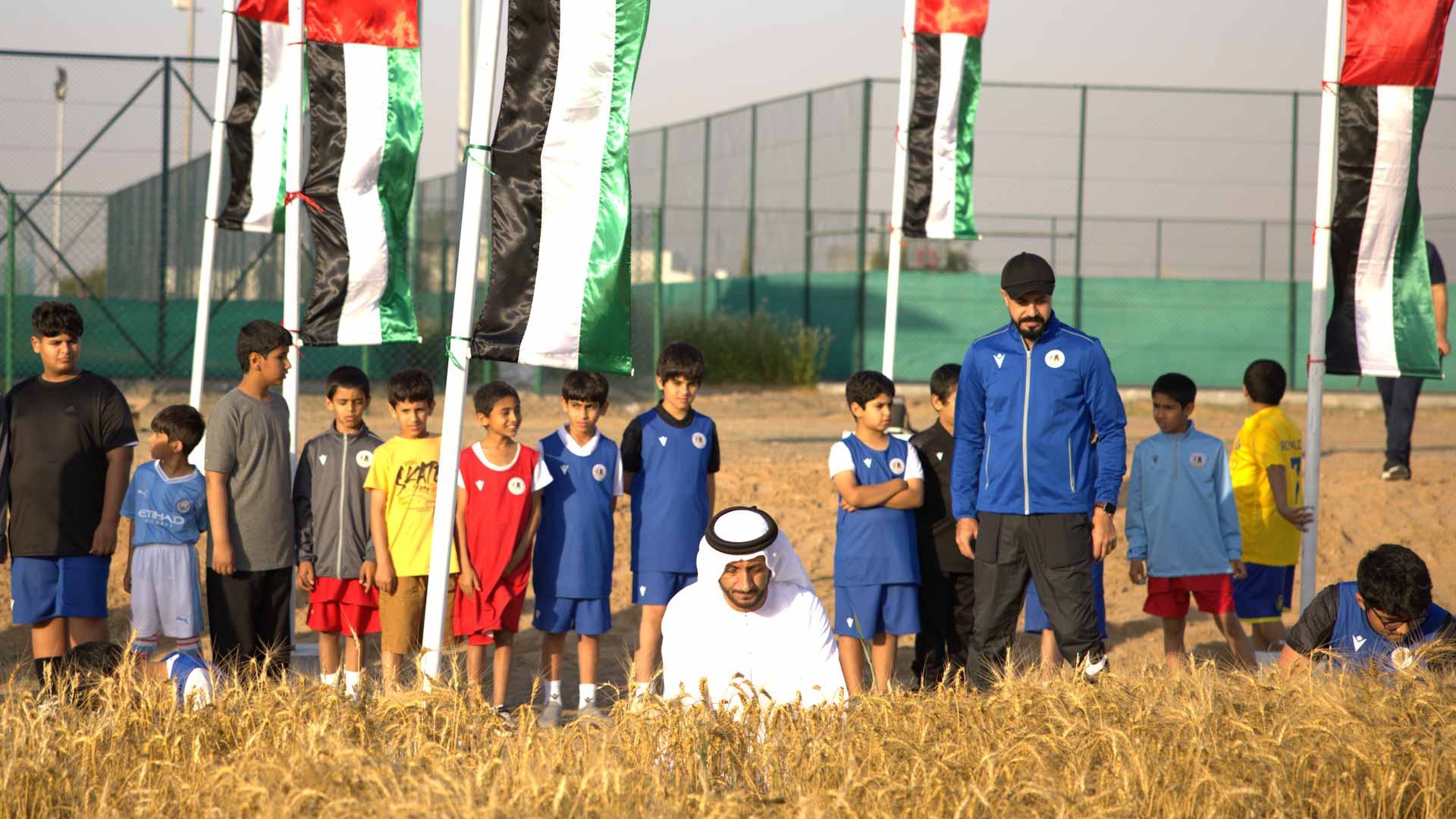 صورة بعنوان: بحضور لاعبيه.. نادي مليحة يحصد ثمار مبادرته لزراعة القمح 