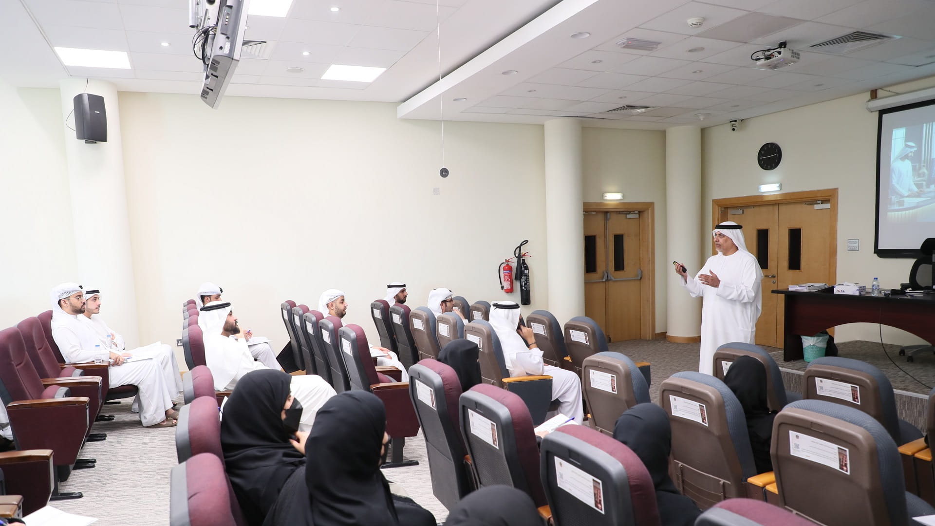 صورة بعنوان: موارد الشارقة تعزز تدريب موظفي الحكومة على منظومة الخدمات المتميزة 