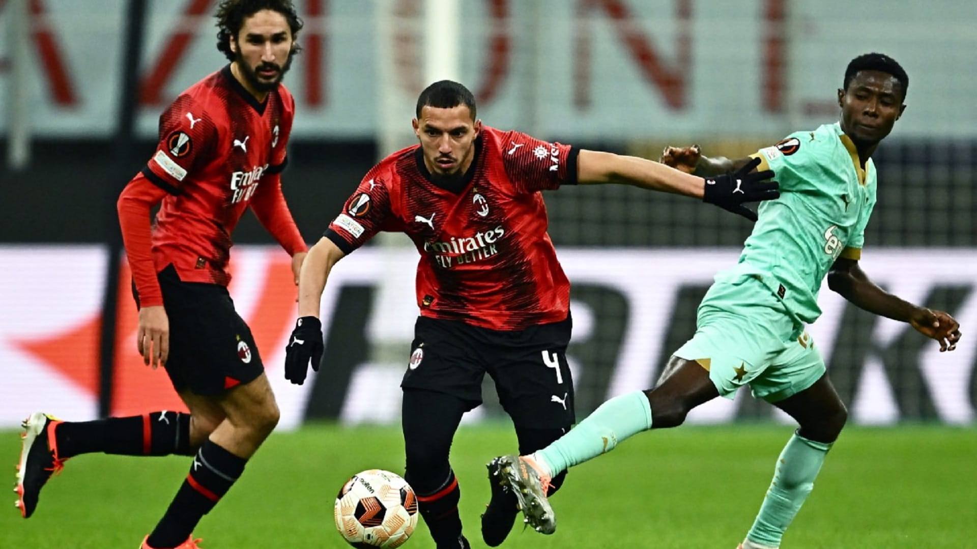 صورة بعنوان: ميلان يقترب من ربع نهائي الدوري الأوروبي 