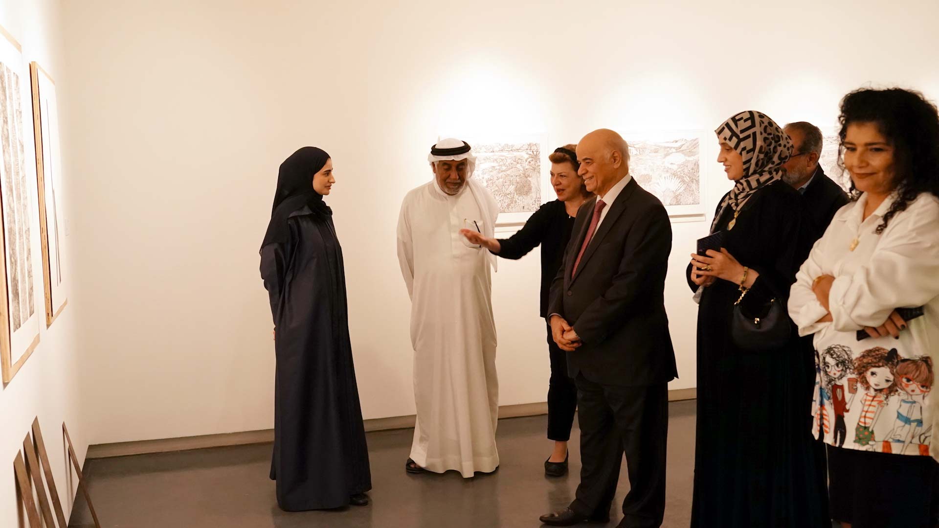 صورة بعنوان: مشاركة متميزة من جامعة الشارقة بمعرض "جمعية الإمارات للفنون"  