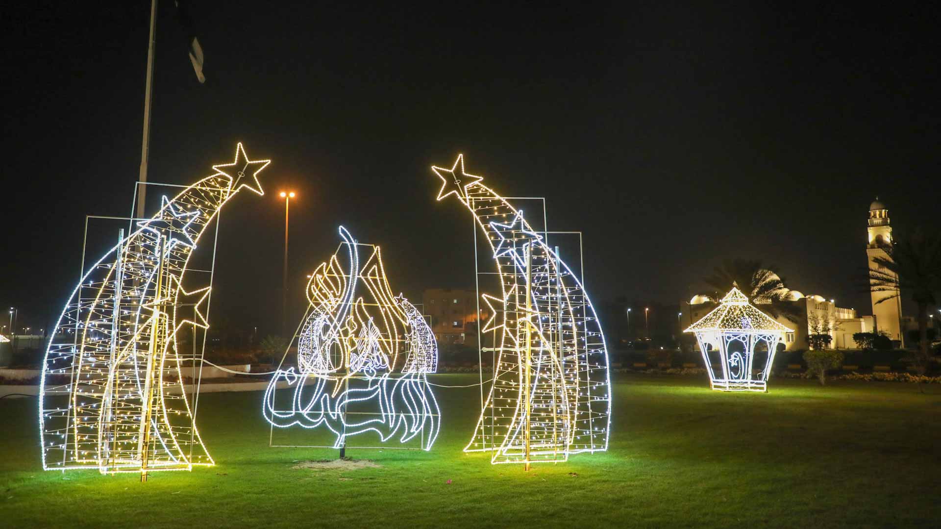 صورة بعنوان: بتصاميم فنية..تشكيلات ضوئية تزين الحمرية بمناسبة شهر رمضان الكريم 