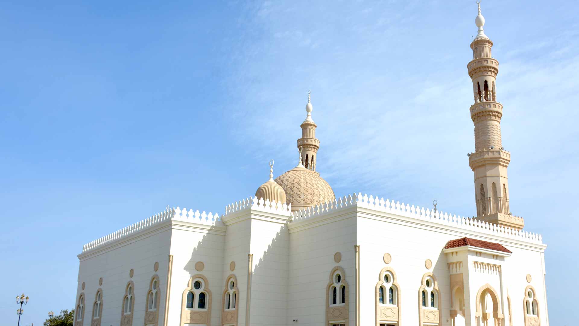 Image for the title: Completing maintenance work in Sheikh Rashid Al Qasimi Mosque 