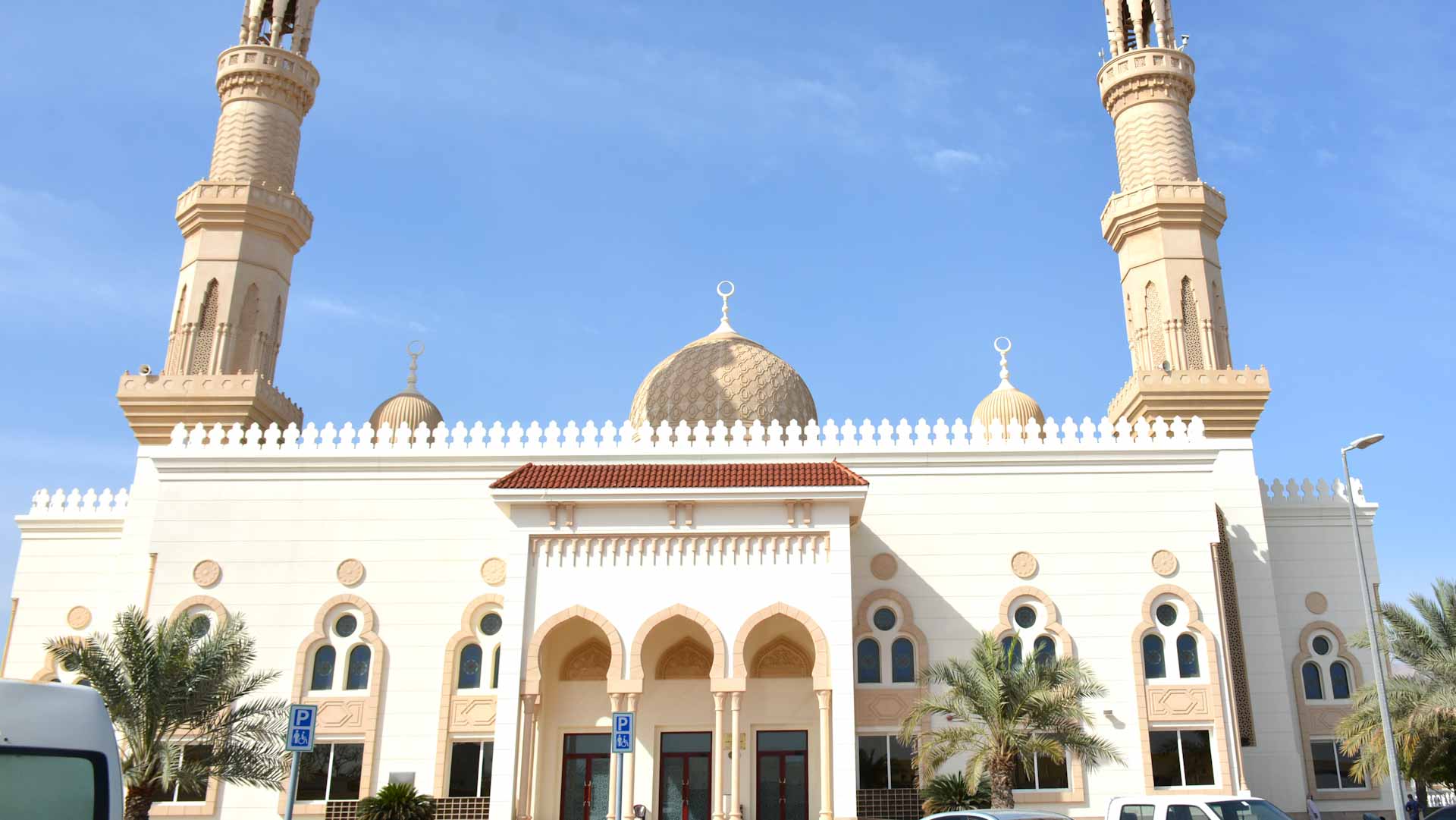 صورة بعنوان: أشغال الشارقة تنجز صيانة جامع الشيخ راشد بن أحمد القاسمي 