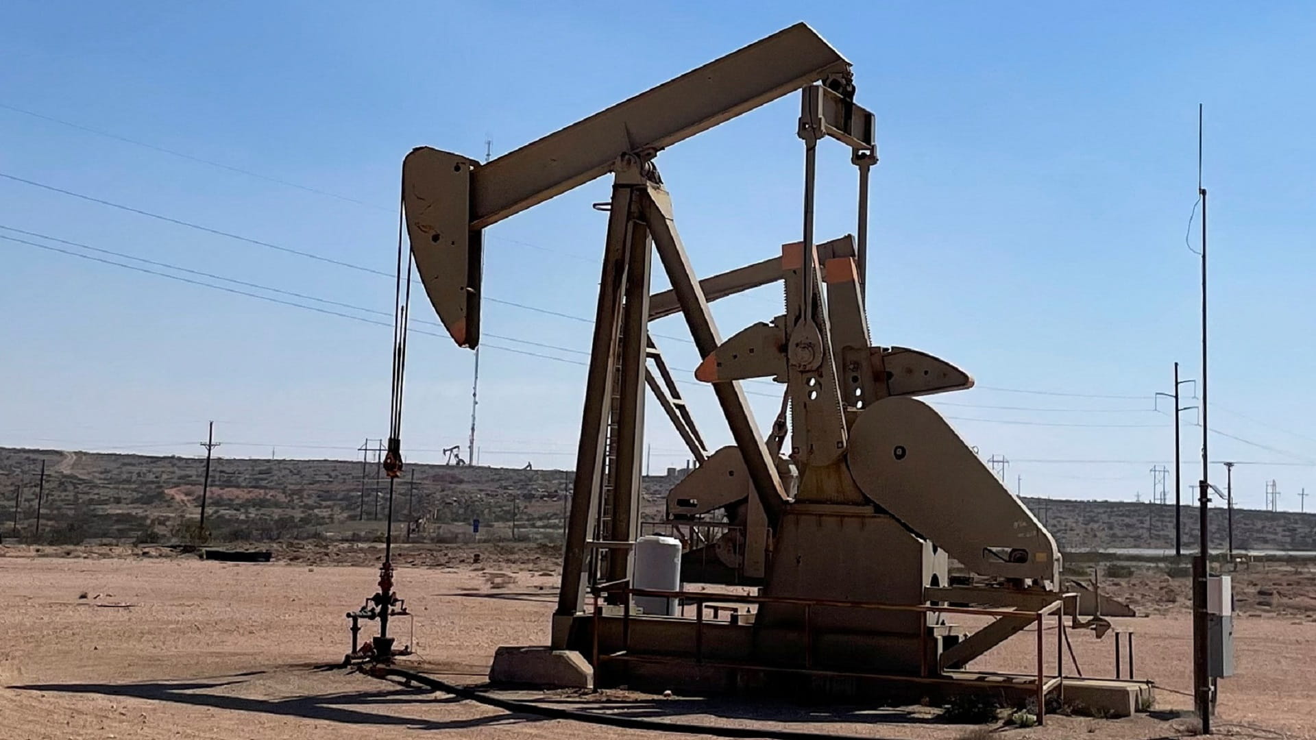 صورة بعنوان: النفط ينخفض مع انحسار المخاوف حيال إمدادات الشرق الأوسط وطلب الصين 