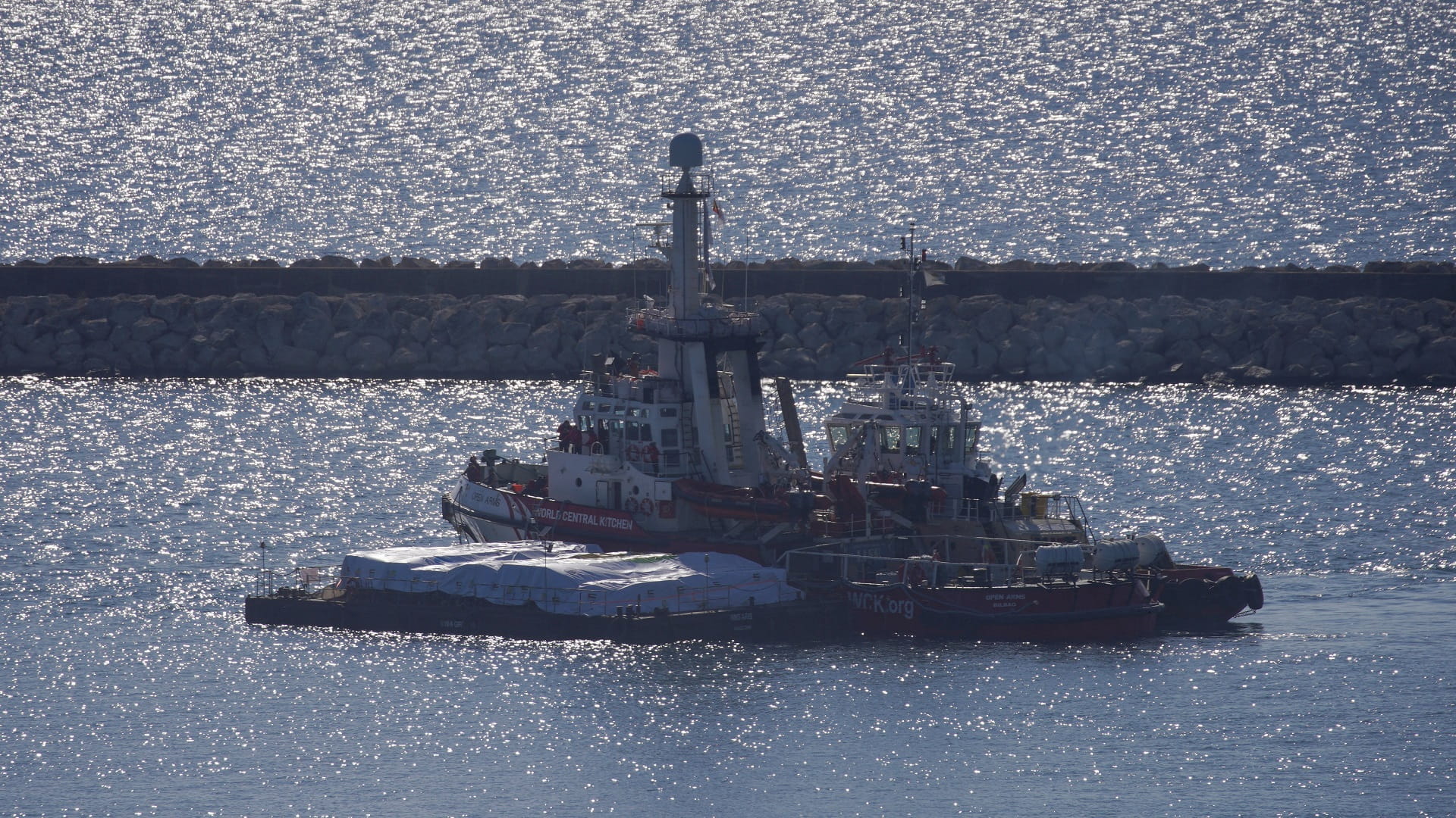 صورة بعنوان: أول سفينة مساعدات لغزة تبحر من قبرص إلى فلسطينيين على حافة المجاعة 