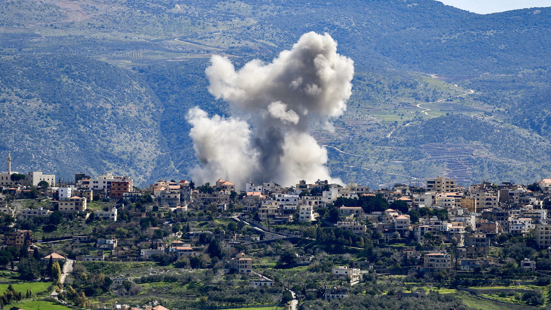 صورة بعنوان: ضربات إسرائيلية جديدة على شرق لبنان توقع قتيلين و12 جريحاً  