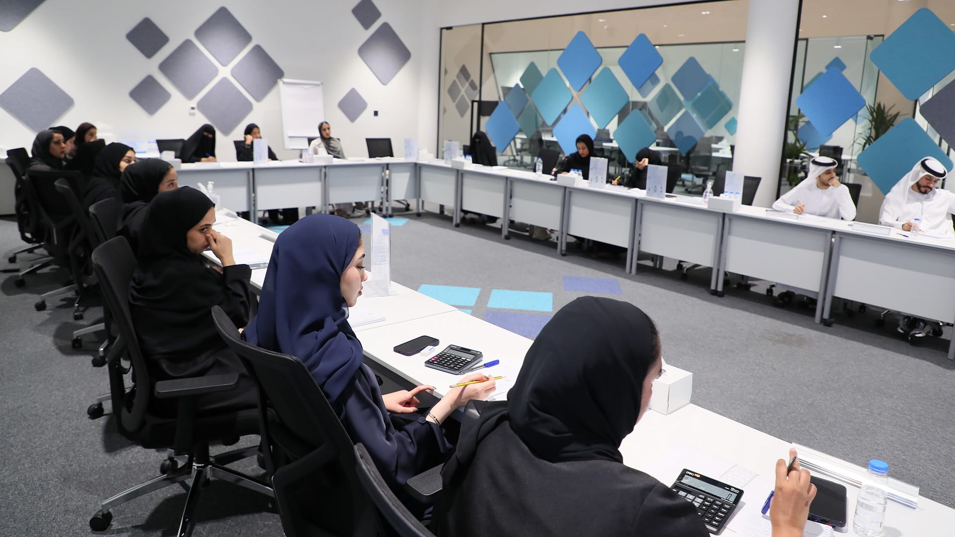 صورة بعنوان: "موارد الشارقة" تنفذ المرحلة الأولى من برنامج "إعداد محاسب رواتب" 