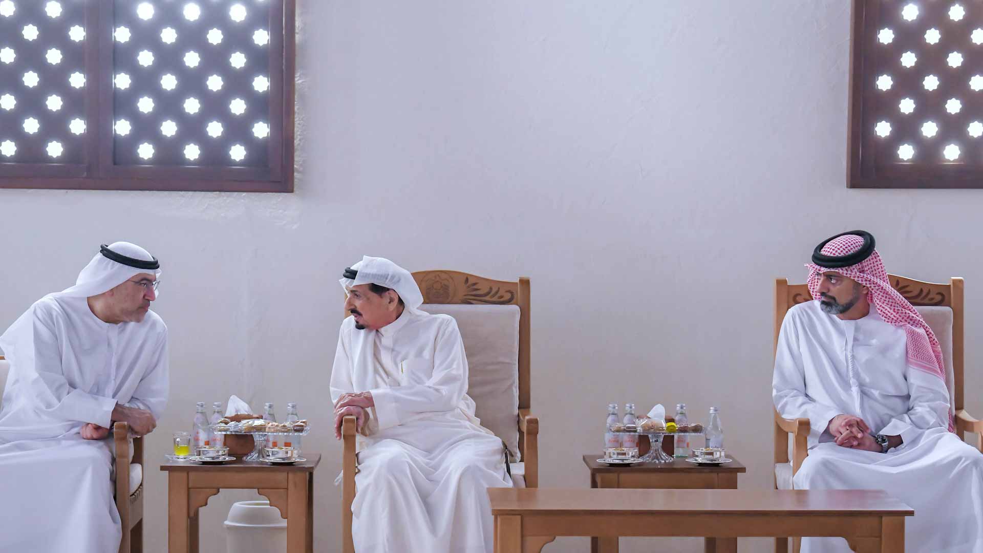 صورة بعنوان: حاكم عجمان وولي عهده يواصلان استقبال المهنئين بشهر رمضان  