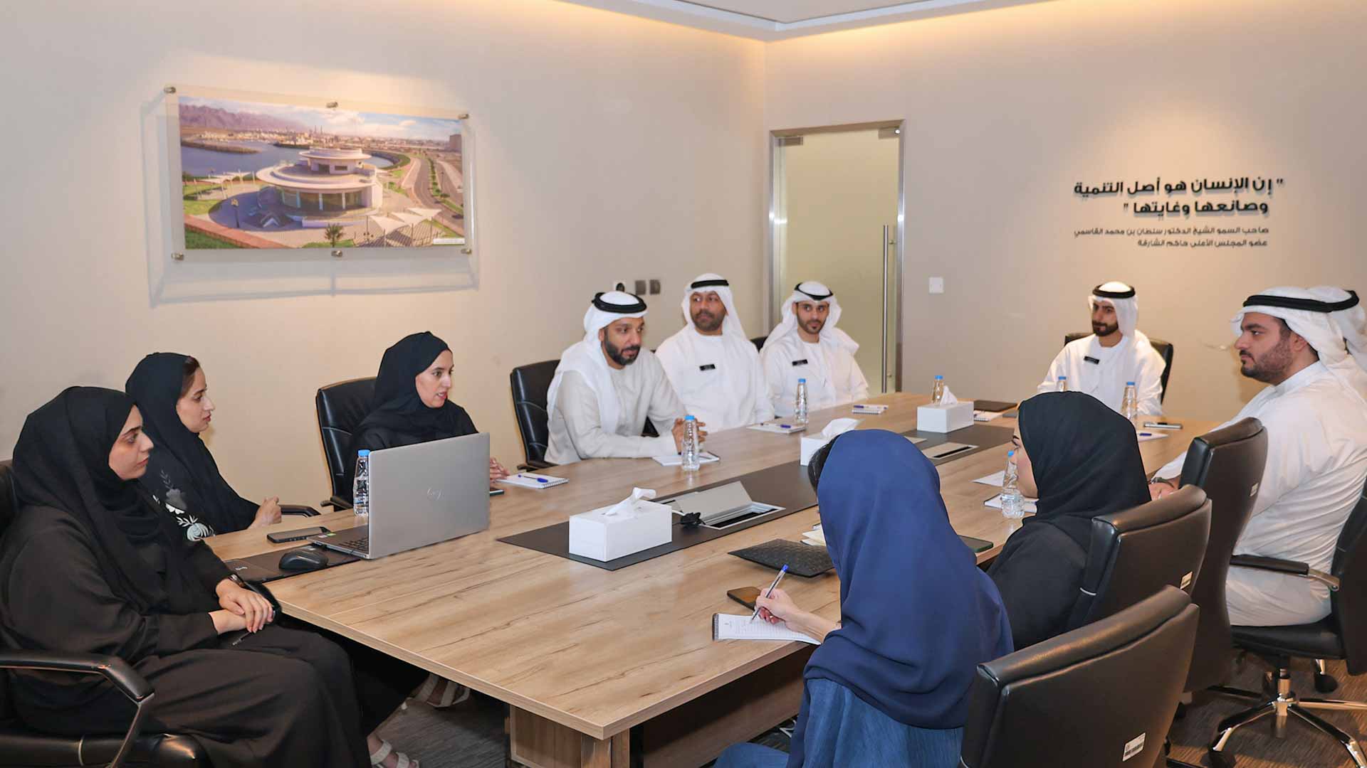 صورة بعنوان: "الضواحي" تطلع على ممارسات "أشغال الشارقة" في التميز المؤسسي 