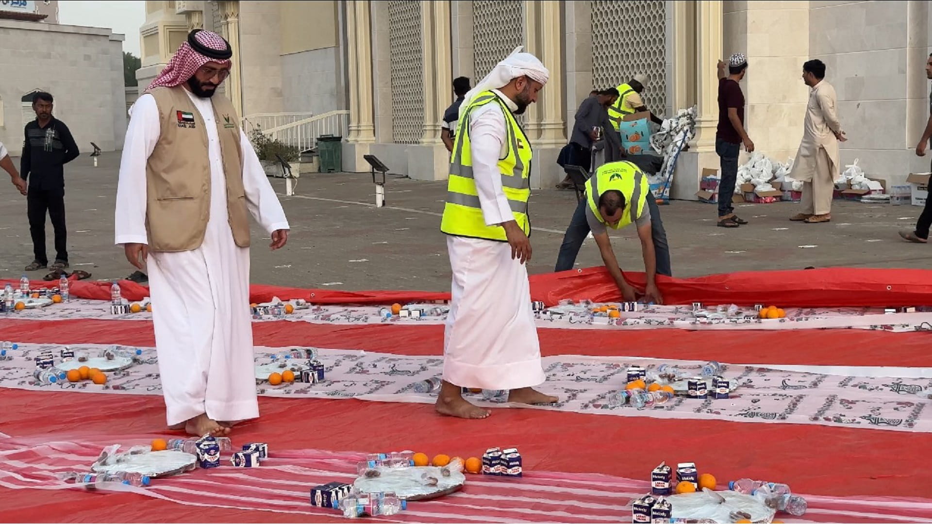 Image for the title: Al Hajj: SCI provides 30,000 Iftar meals at 135 locations 