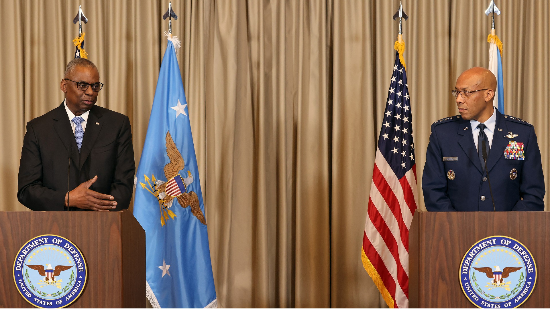 Image for the title: Washington will not let Ukraine fail, US defence chief vows 