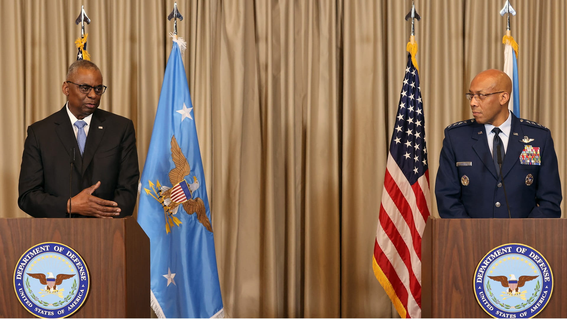 Image for the title: Washington will not let Ukraine fail, US defence chief vows 