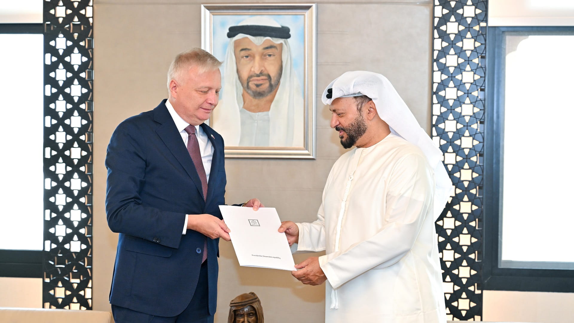 صورة بعنوان: رئيس الدولة يتلقى رسالة خطية من رئيسة سلوفاكيا تسلمها قرقاش 