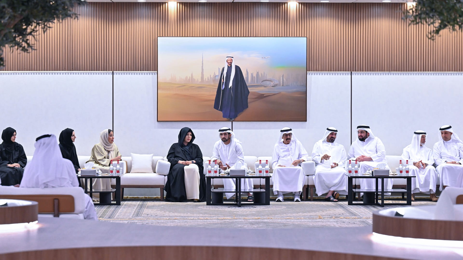 صورة بعنوان: حمدان بن محمد: مجتمعنا مترابط وقيمه أصيلة وتجمعه قيادة حكيمة 