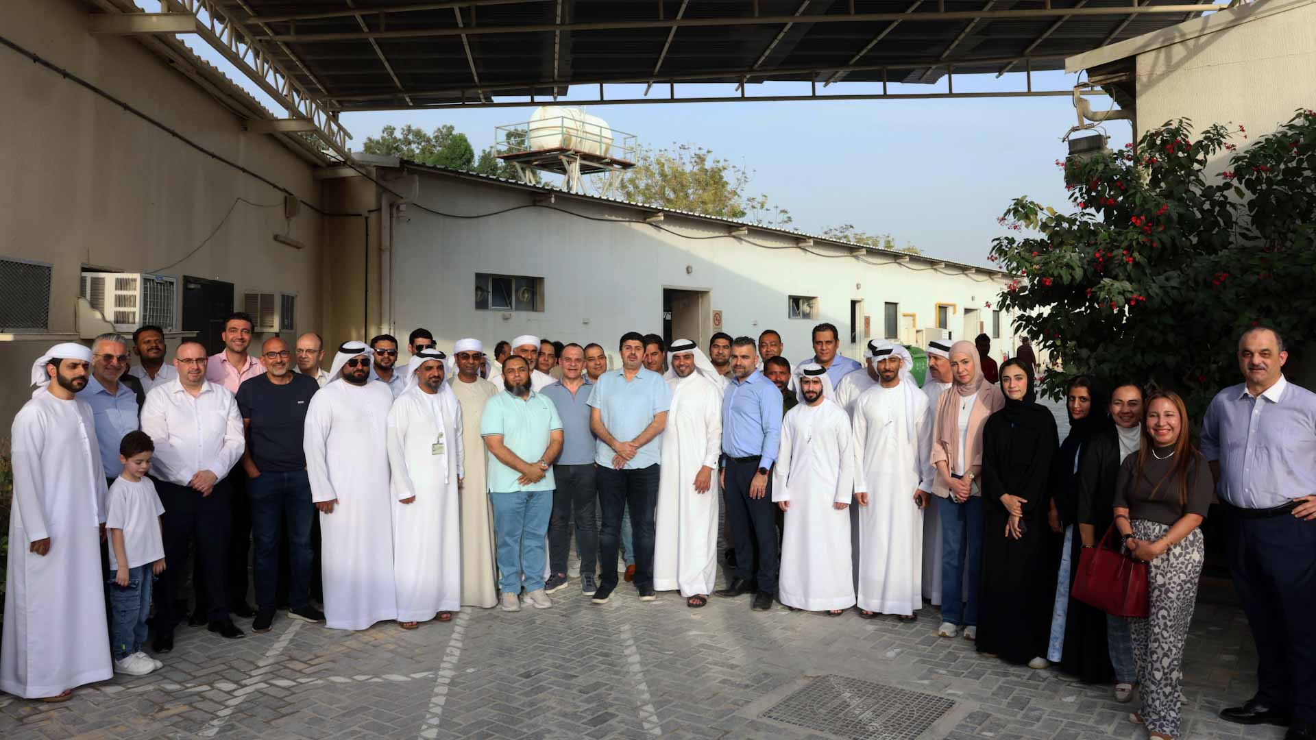 صورة بعنوان: بلدية الشارقة و"الاستثمار" يوزعان وجبات إفطار على الفئات المساندة 