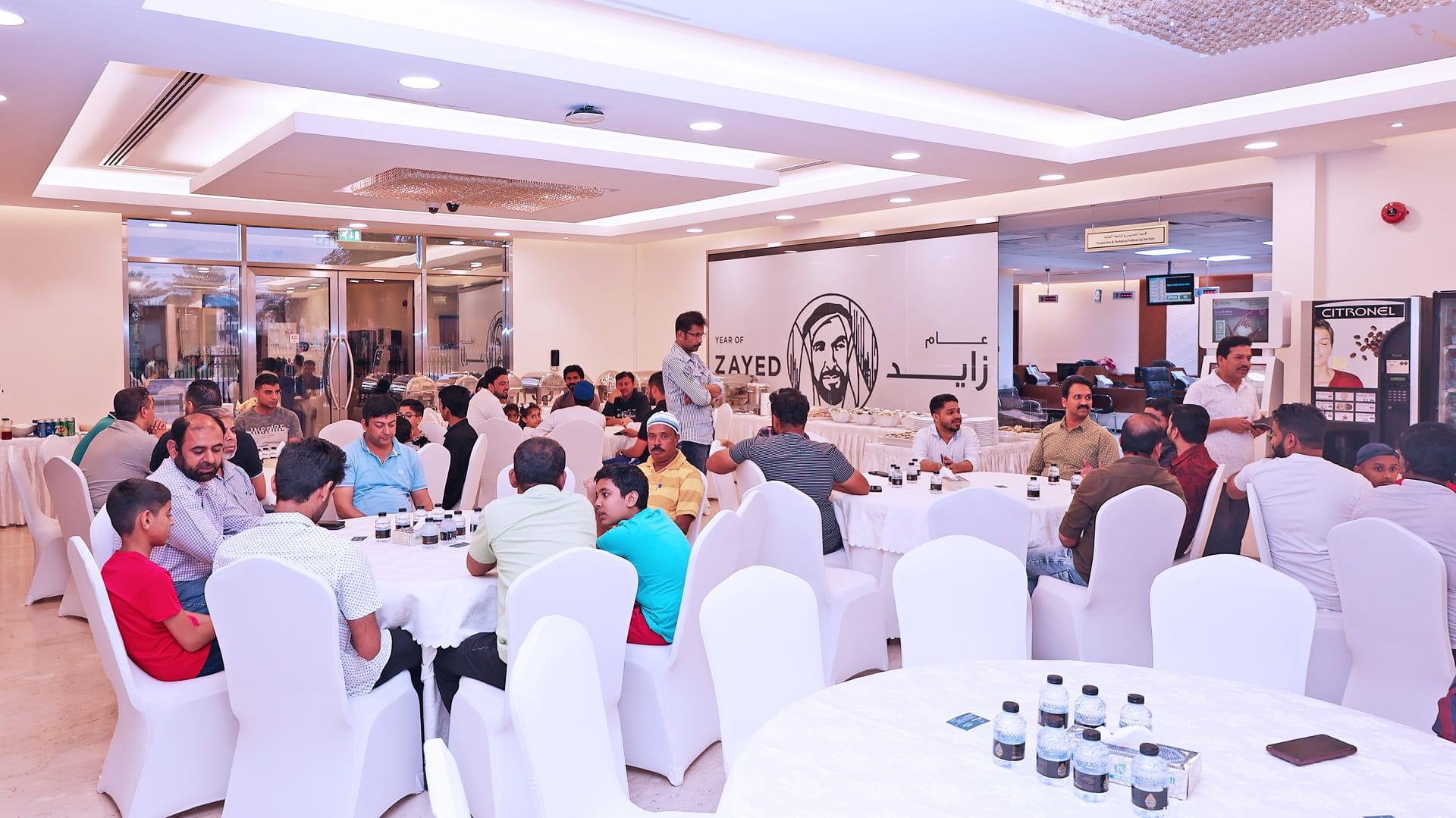 صورة بعنوان: "أشغال الشارقة" تنظم إفطاراً جماعياً لموظفيها من فئة العمال 