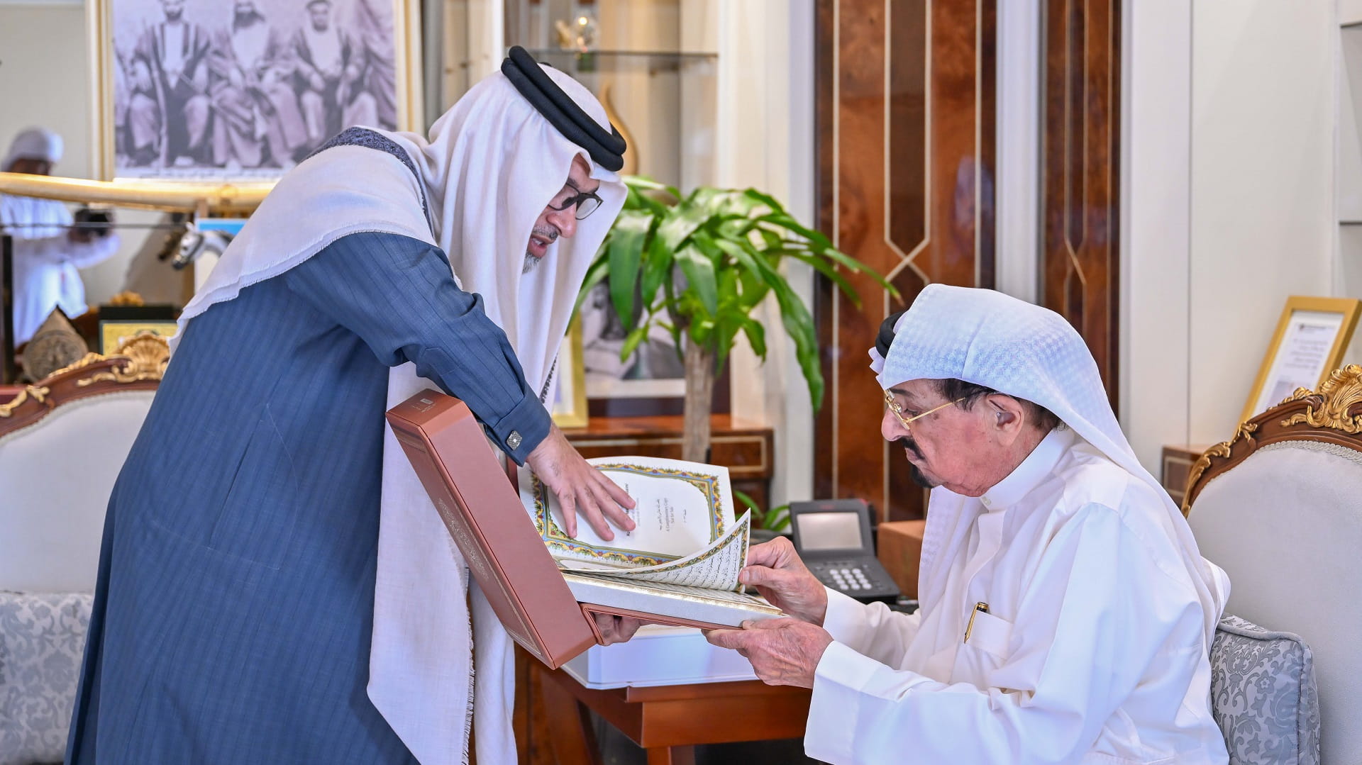 صورة بعنوان: حاكم عجمان يطلع على مشروع طباعة مصحف "حميد بن راشد النعيمي" 