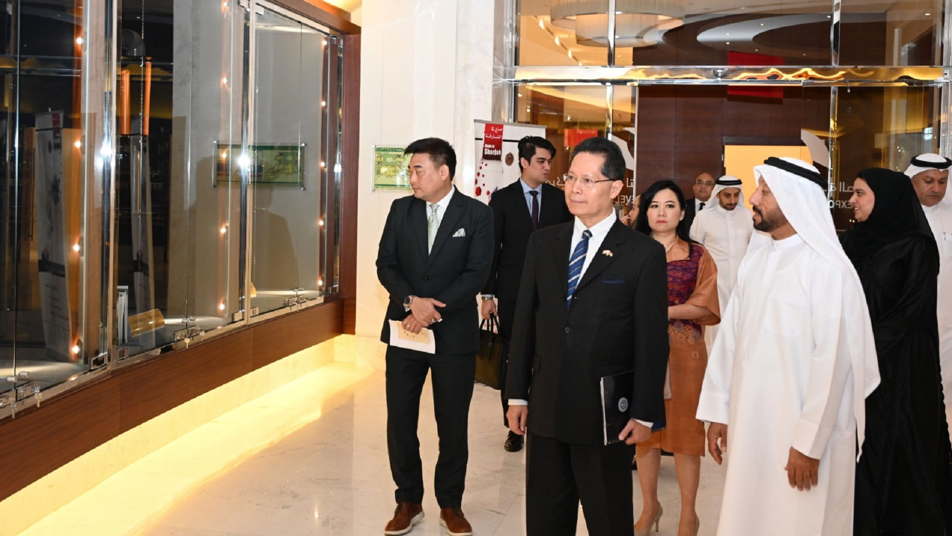 صورة بعنوان: غرفة الشارقة تبحث مع سفير تايلاند تعزيز التعاون الاقتصادي والتجاري 