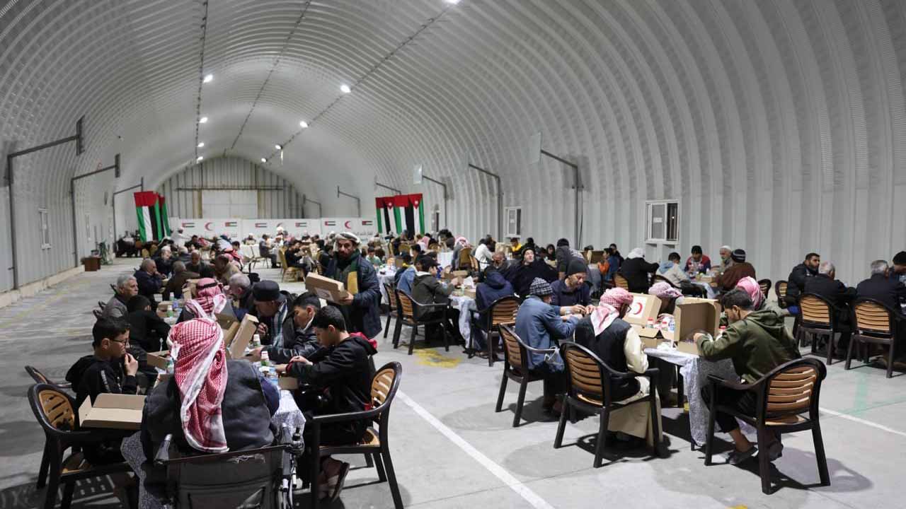 صورة بعنوان: الهلال الأحمر ينفذ إفطار صائم للاجئين السوريين في مريجيب الفهود 