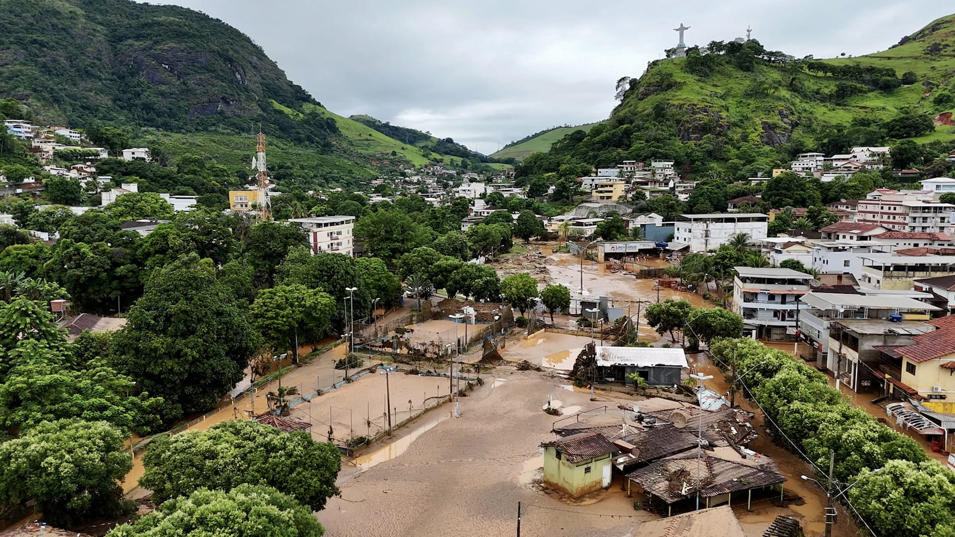 صورة بعنوان: 25 قتيلاً حصيلة ضحايا العاصفة الشديدة في جنوب شرق البرازيل 