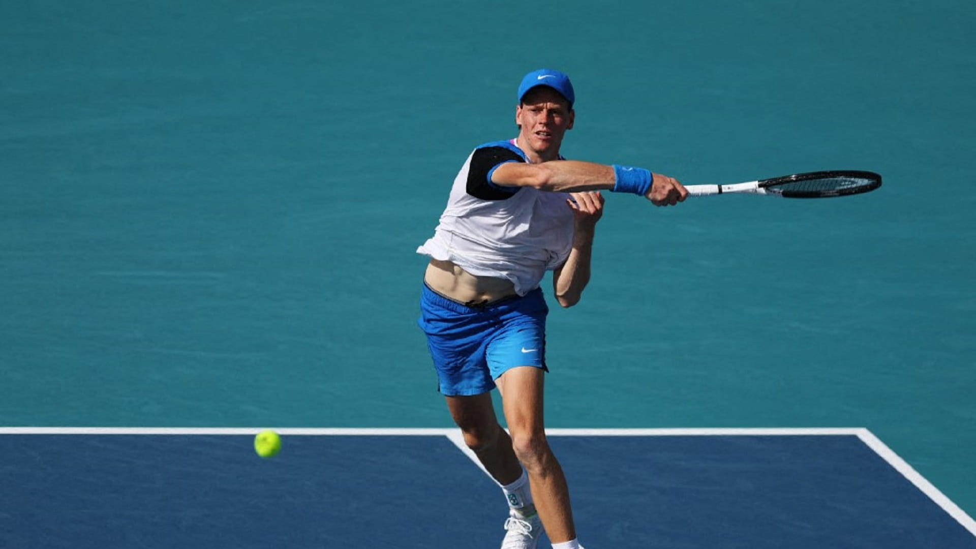 صورة بعنوان: الإيطالي سينر يتأهل لدور الثمانية ببطولة ميامي المفتوحة للتنس 