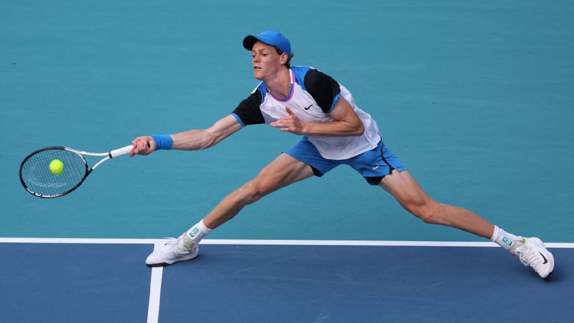 صورة بعنوان: الإيطالي سينر يصعد لقبل نهائي بطولة ميامي للتنس 