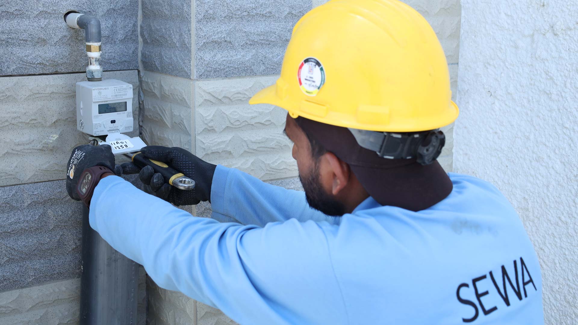 صورة بعنوان: كهرباء الشارقة تنجز تركيب 91.155 عداد مياه ذكي في مختلف المناطق  