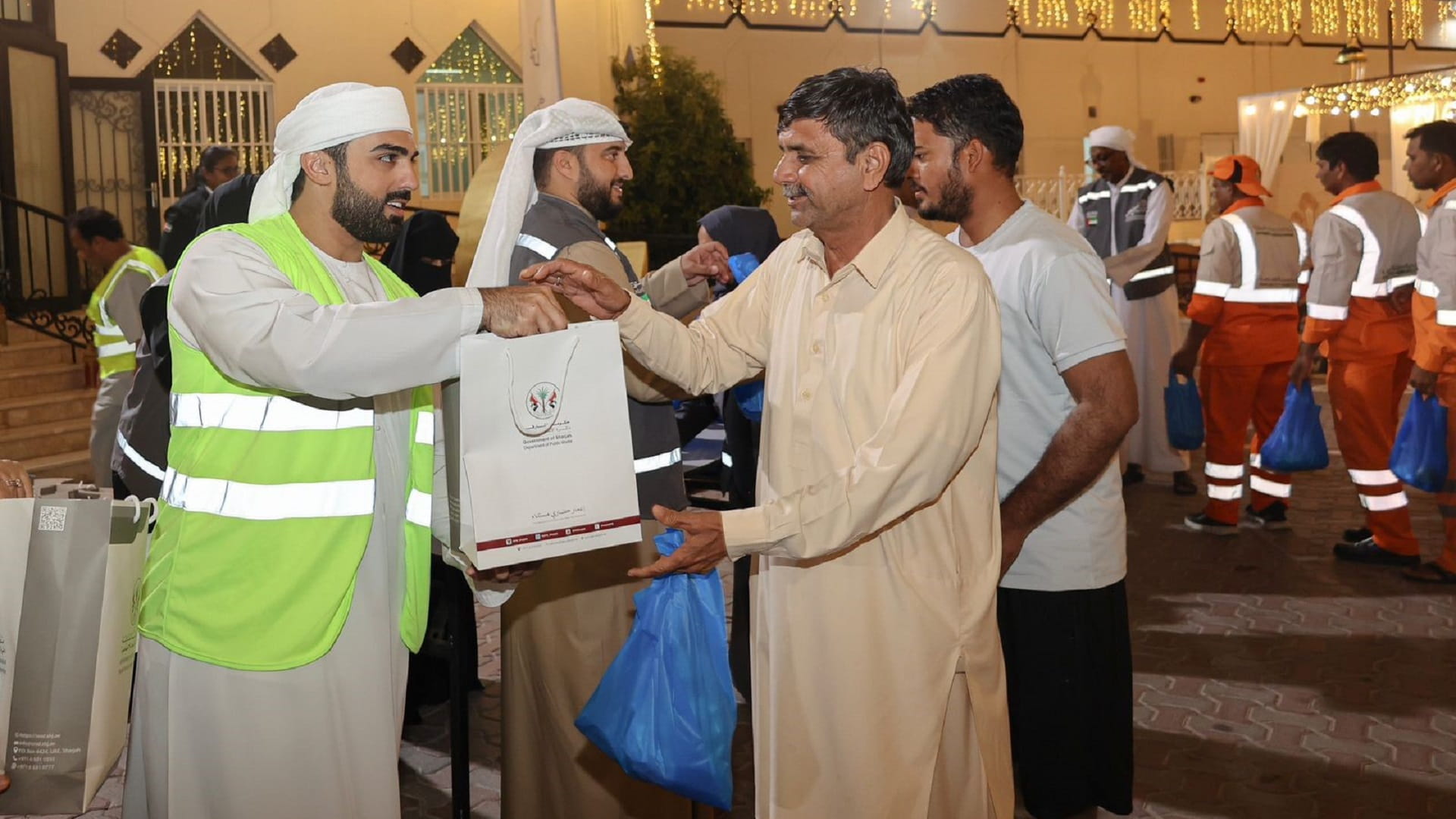 صورة بعنوان: "أشغال الشارقة" تحيي يوم زايد للعمل الإنساني بتوزيع وجبات سحور 