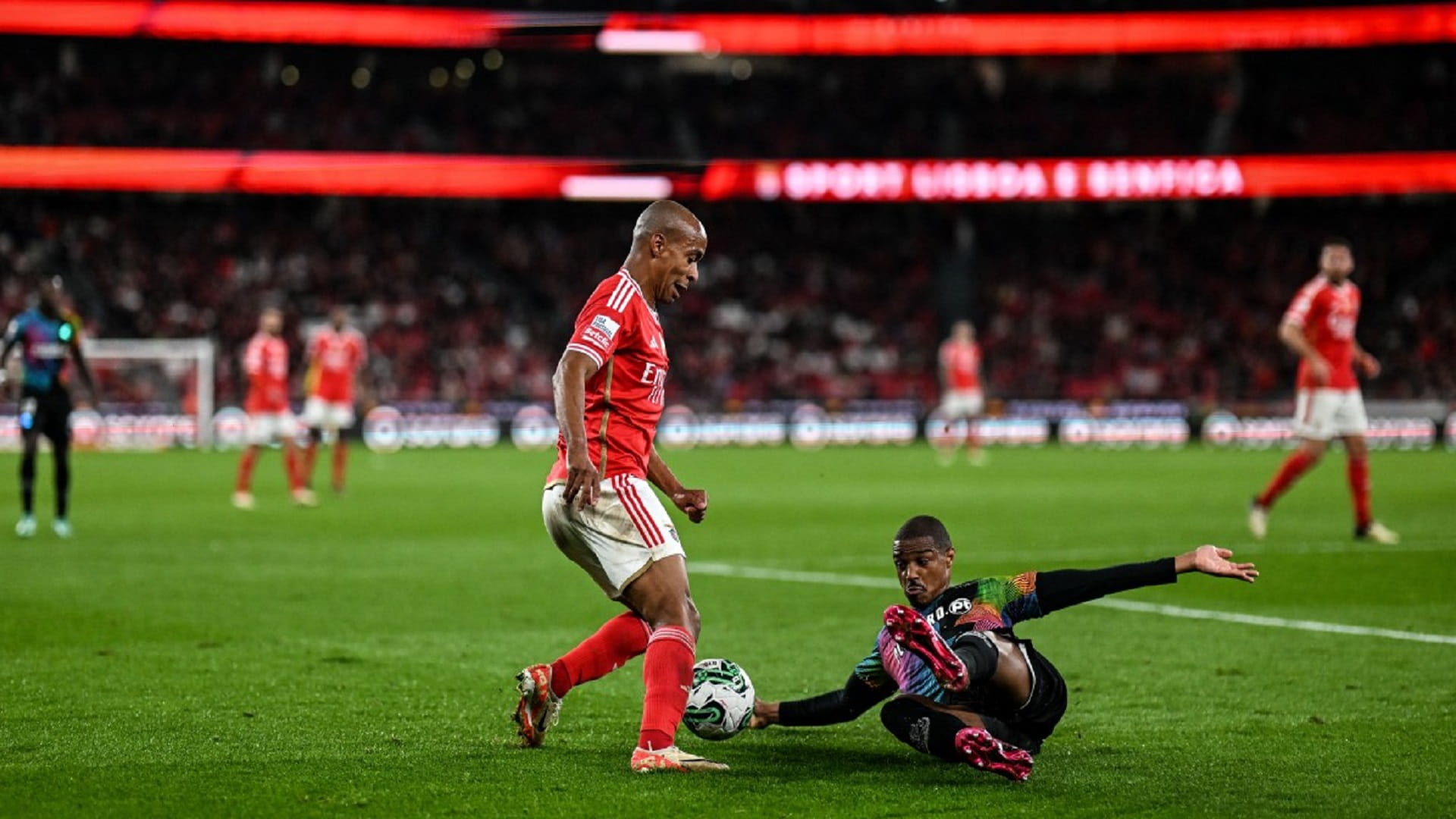 صورة بعنوان: بفوزه على تشافيس .. بنفيكا ينتزع صدارة الدوري البرتغالي 