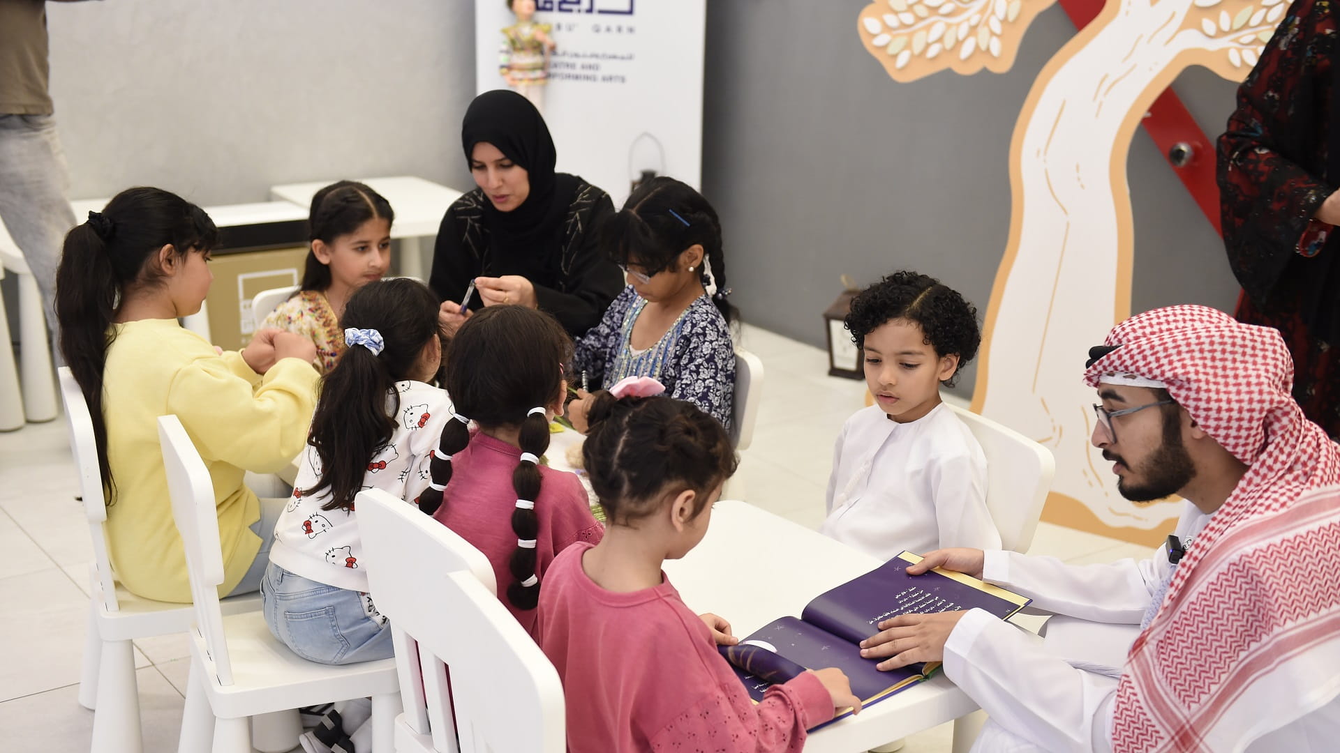 صورة بعنوان: المدرسة الدولية للحكاية تبهج الأطفال في "حكايات تحت شجرة الغاف" 