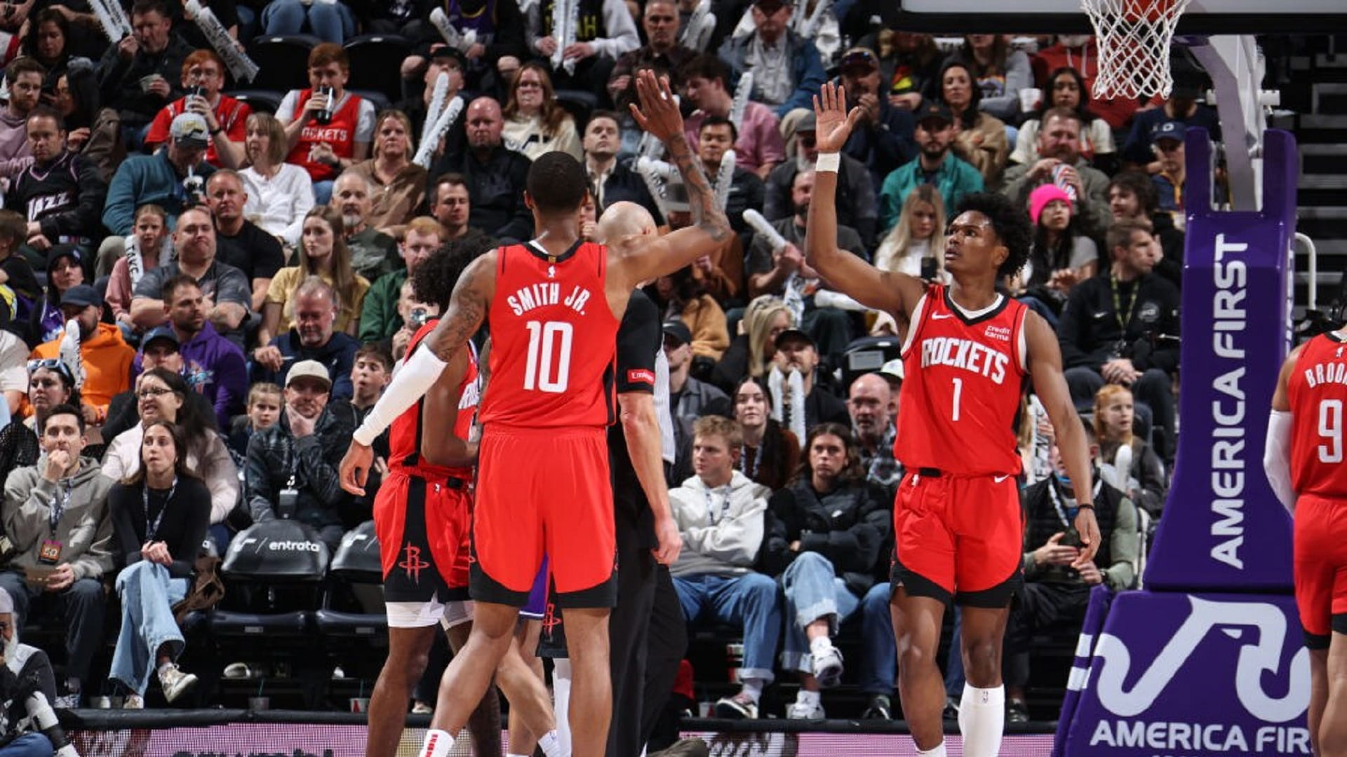 صورة بعنوان: هيوستن روكتس يتخطى يوتاه جاز في السلة الأميركية 