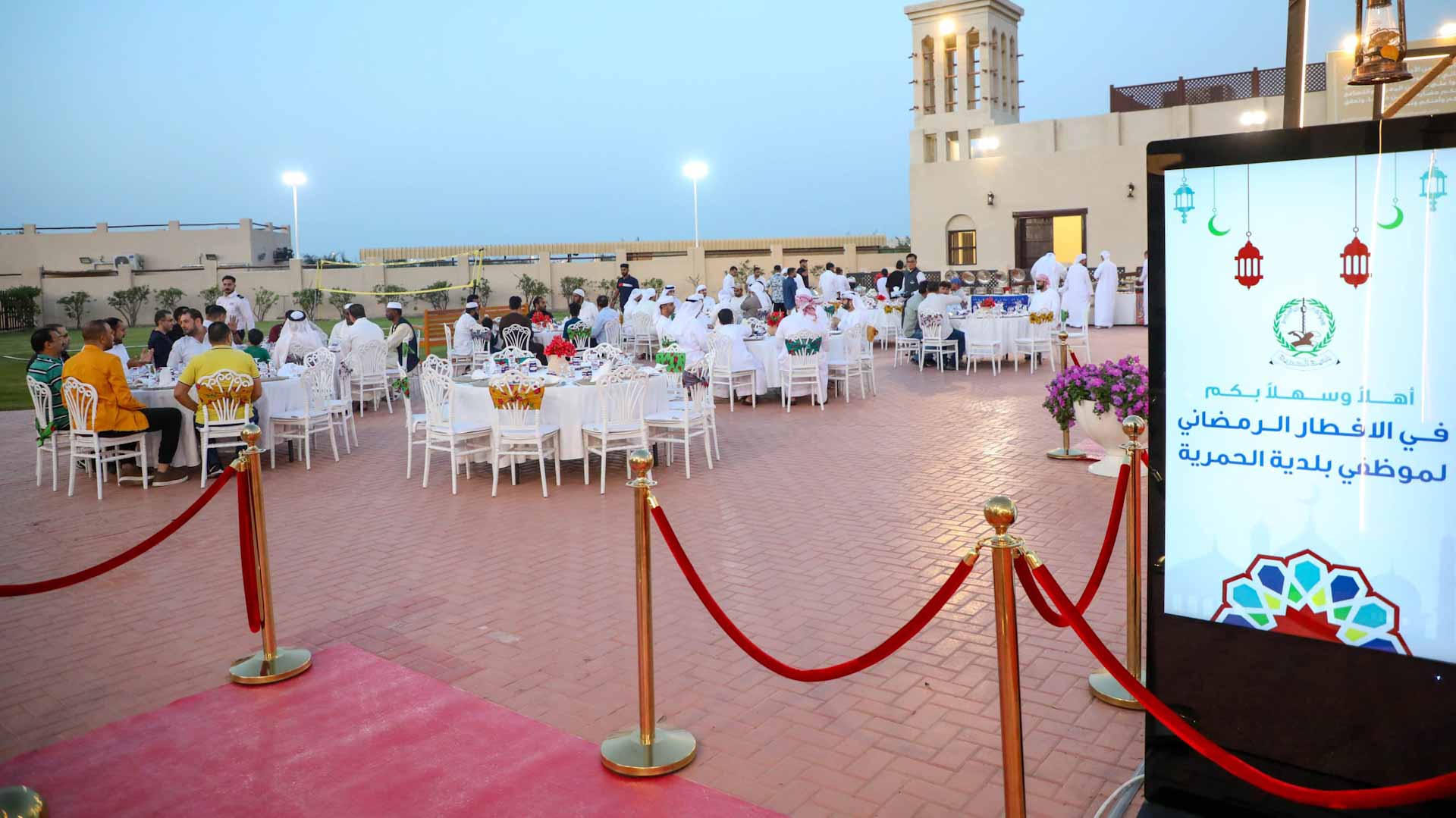 صورة بعنوان: بلدية الحمرية تقيم إفطاراً جماعياً لموظفيها في قرية التراث 