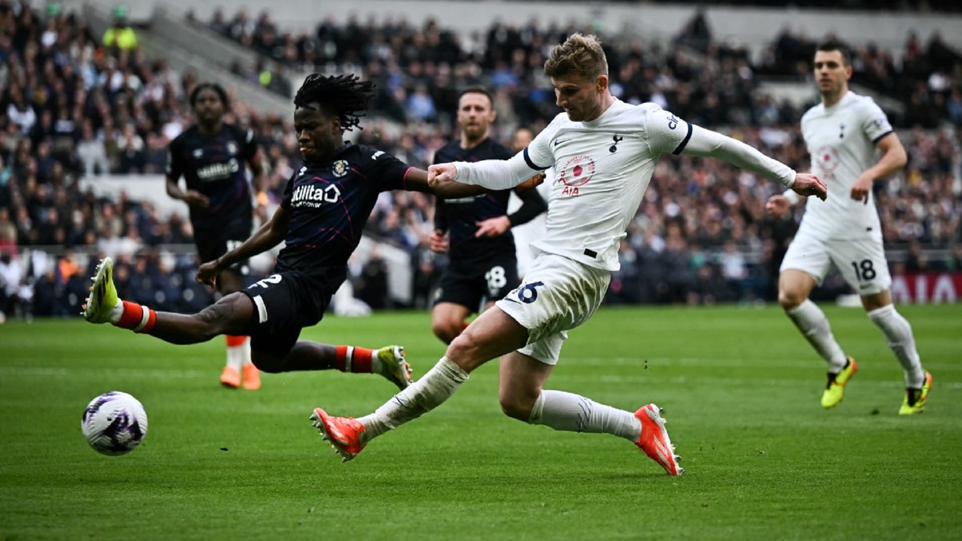 صورة بعنوان: تشيلسي يتعثر وتوتنهام يتخطى لوتون تاون في الدوري الإنجليزي 