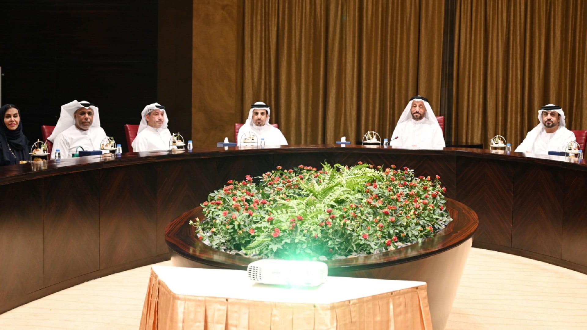 صورة بعنوان: غرفة الشارقة تستعرض جهودها لدعم استدامة النمو الاقتصادي 