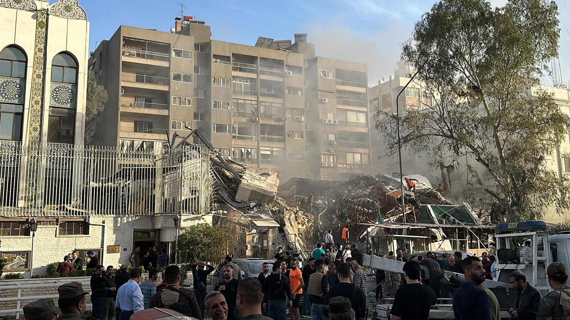 صورة بعنوان: مقتل 8 بينهم قيادي بقصف إسرائيلي استهدف القنصلية الإيرانية في دمشق 