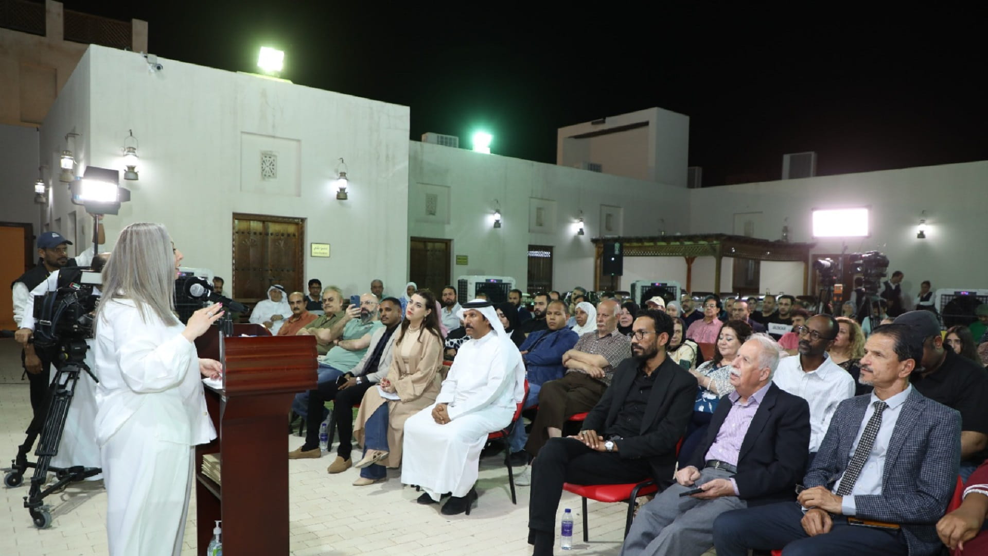 صورة بعنوان: قصائد تغازل الجمال وترسم الألم والأمل لتضيء فضاءات بيت شعر الشارقة 