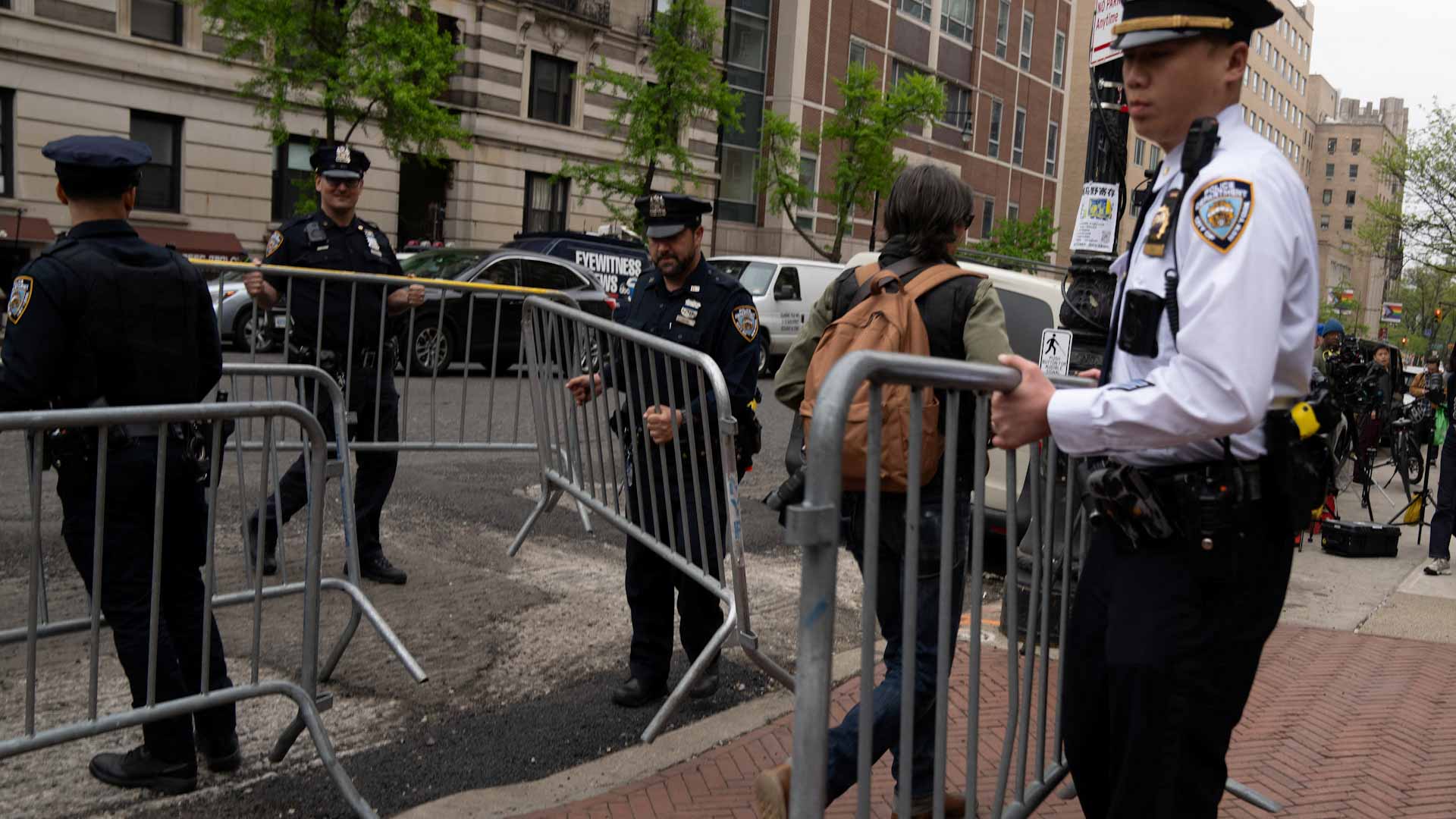 صورة بعنوان: شرطة نيويورك تقتحم جامعة كولومبيا لفك احتجاجات مؤيدة للفلسطينيين 