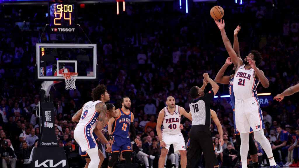 صورة بعنوان: فيلادلفيا يتخطى نيويورك نيكس في دوري كرة السلة الأميركي 