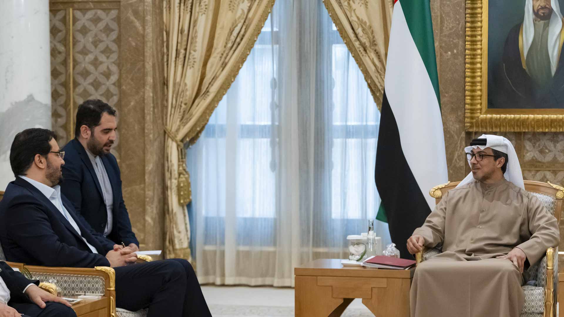 صورة بعنوان: منصور بن زايد ووزير الطرق وإعمار المدن الإيراني يبحثان التعاون 