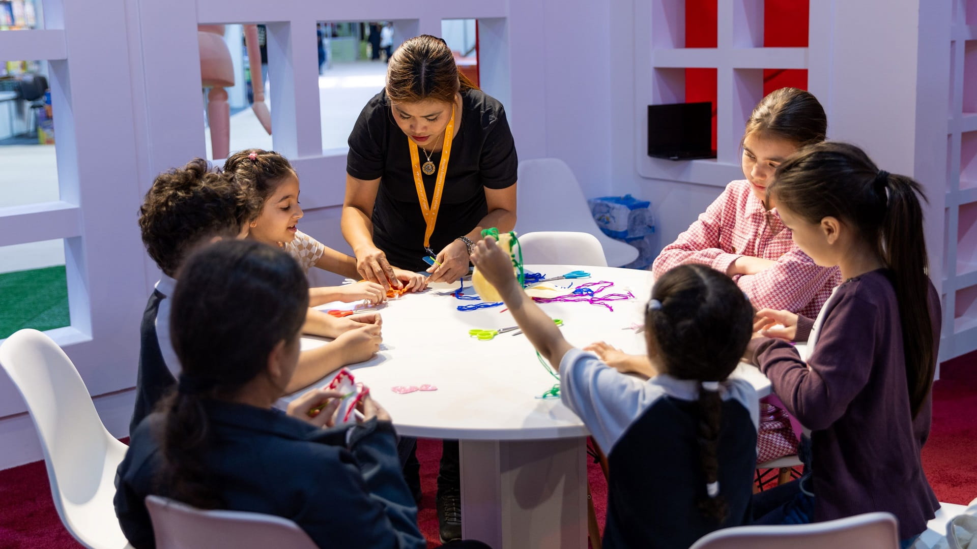 صورة بعنوان: فنون الأزياء تجمع أطفال الشارقة القرائي في ورشة عمل 