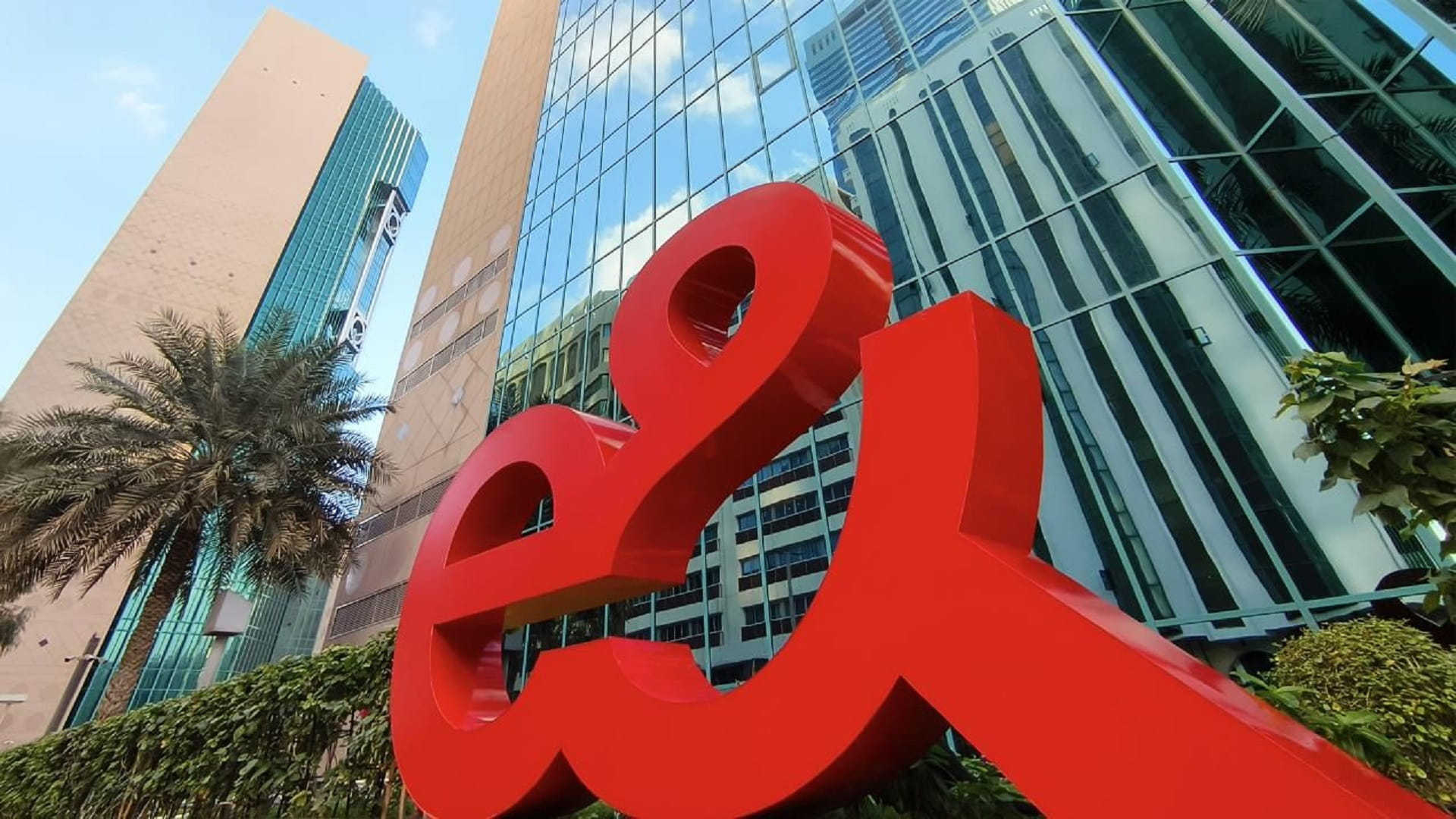 صورة بعنوان: بإفصاح لسوق أبوظبي.. "إي آند" تنفي الاستحواذ على أصول يونايتد جروب 