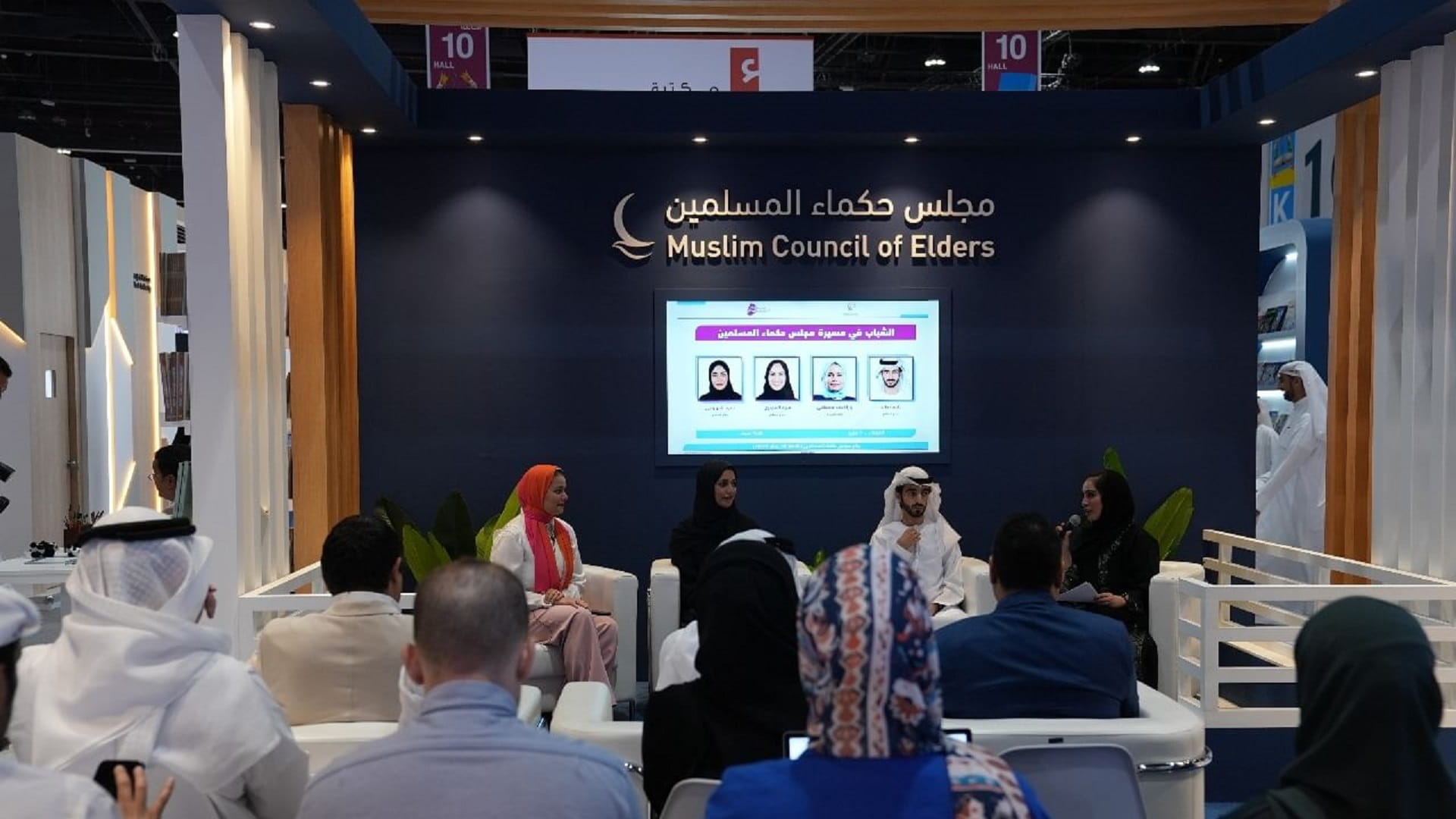 صورة بعنوان: حكماء المسلمين يستعرض في أبوظبي للكتاب دور الشباب في صناعة السلام 